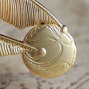 Harry Potter XL Premium Pin Badge Oversized Snitch (pozlacený)